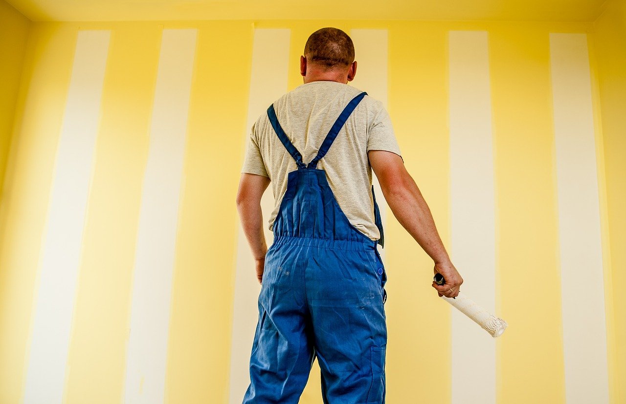 Jak malować ścianę pokrytą starą farbą?