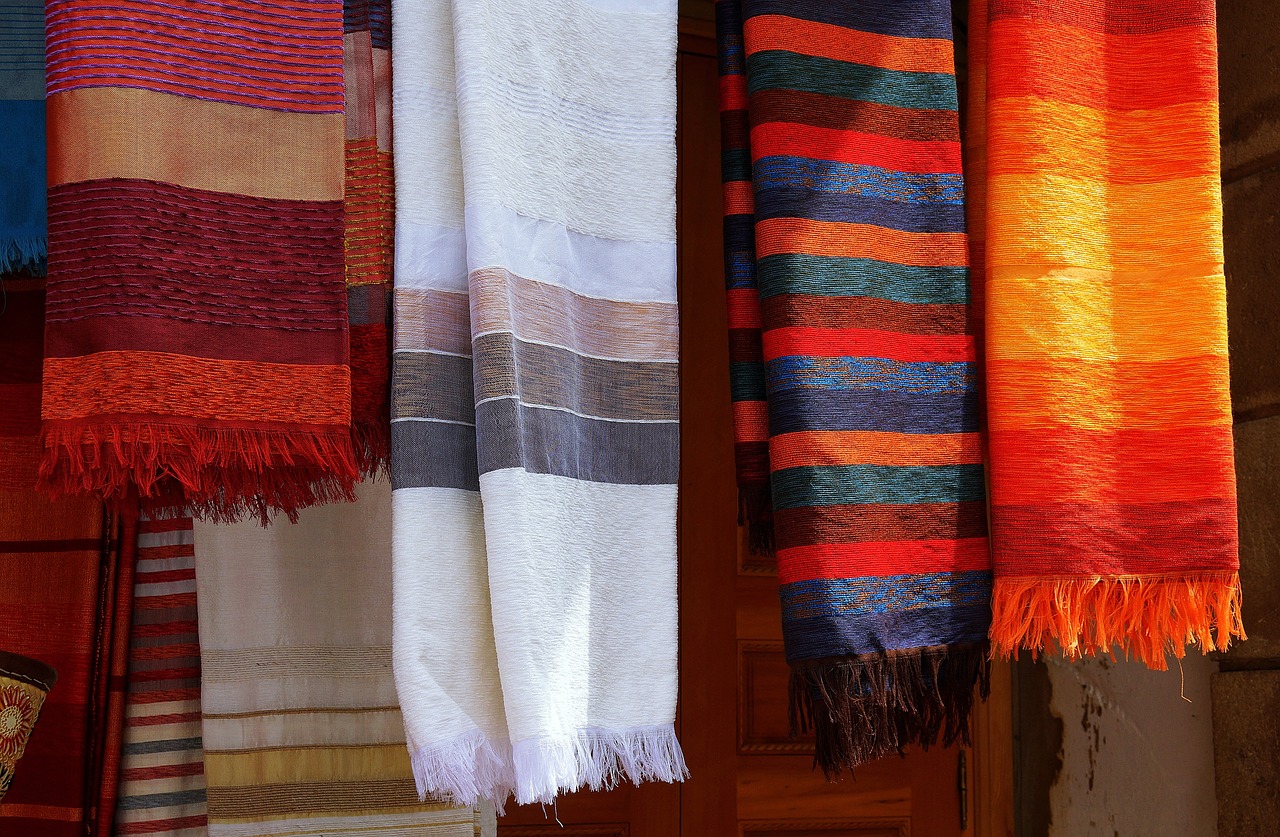Dywan marokański w kształcie koniczyny – jak wkomponować szary dywan do aranżacji wnętrza?