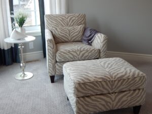 7 Inspirujących pomysłów na dekorację sufitu w salonie