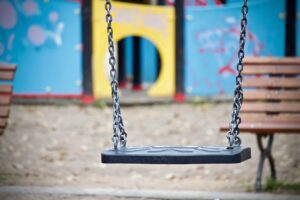 Montaż huśtawki ogrodowej metalowej – jakie kroki należy podjąć, aby cieszyć się bezpieczną zabawą w ogrodzie?