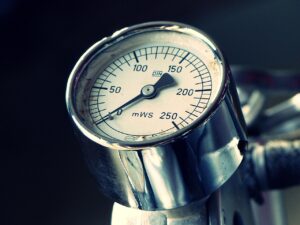 Manometry przemysłowe: kluczowe informacje i zastosowania w różnych branżach