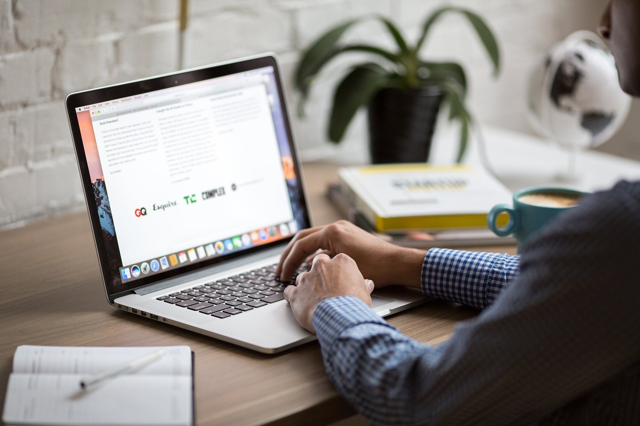 Jak wyglądają szkolenia BHP online: program, egzamin, zaświadczenie i częstotliwość